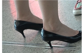 4k超清，锃亮的黑色尖嘴高跟鞋，熟女气质浓厚