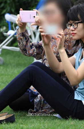 眼镜妹的美足相当白嫩