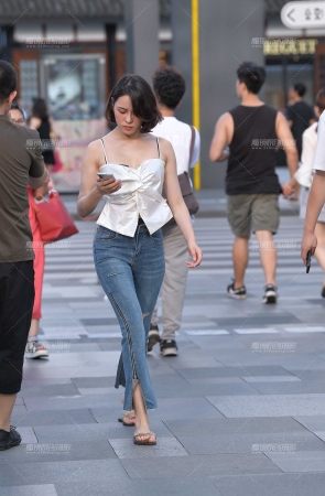 小吊带，紧牛翘臀