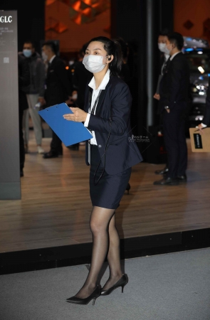 汽车销shou 街拍黑丝高 跟穿一天了