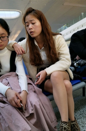 高铁站等车的裸腿长发美眉