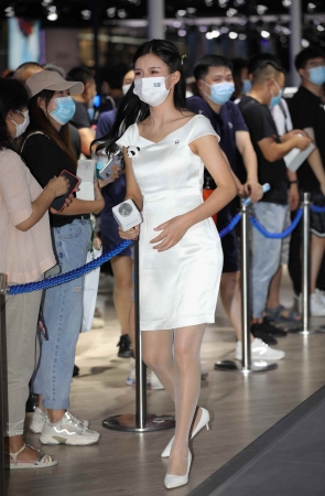 车展前台小姐姐肉 丝白高 跟