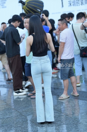 街拍紧牛长腿小姐姐