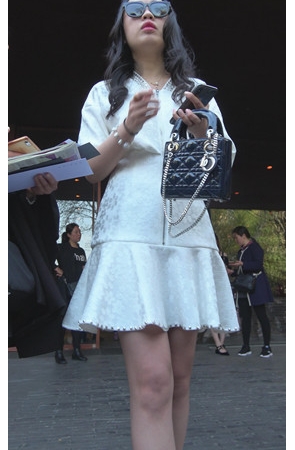 打电话的连衣裙美女