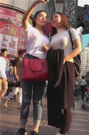 街拍清纯可爱小清新紧牛蜜臀美女 [948 MB]