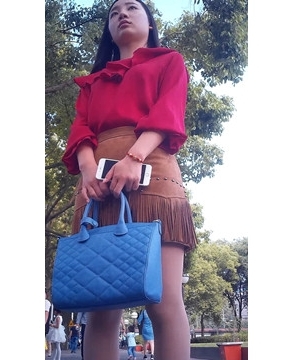 超靓丽的肉丝高跟超短裙美女，妹子有点外八字腿。