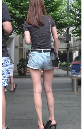 小姐姐你的鞋子走路方便面[918M/MP4]