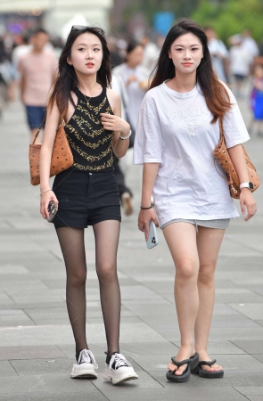 25324-1=50√街头黑丝闺蜜 9P