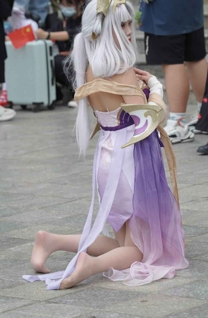 COS的超薄肉丝美眉