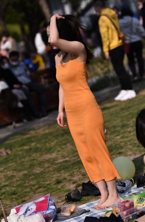 草地上的美女小姐姐