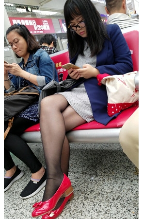 候车室的黑丝眼镜妹