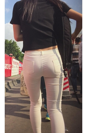 背着双肩包的白裤紧身美女
