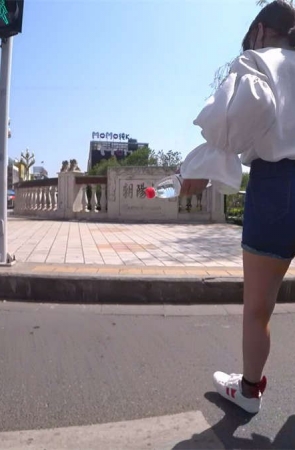 牛仔热裤白衬衫小美女