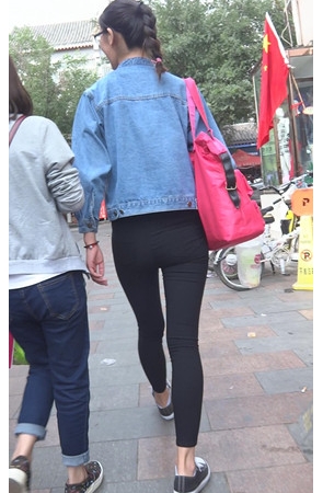 牛仔衣黑紧裤妹子