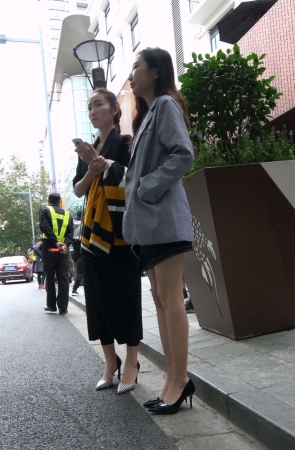 修直大长腿高跟美女