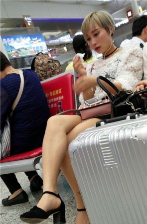 4k-长腿高跟鞋黄发美女感冒了、心疼感觉有木有