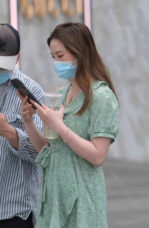 23712-13=90带着爱穿肉丝的女友逛街 13P