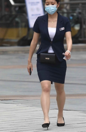 【珏一笑而过】诱惑肉丝街拍高跟OL