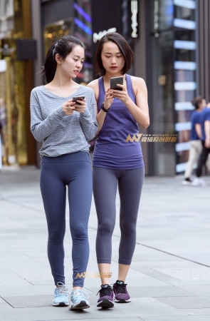 两个紧身瑜伽裤妹子