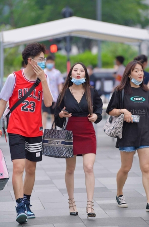 街拍红短裙姑娘