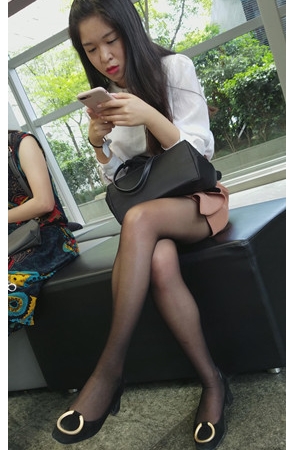 玩手机的的黑丝妹子