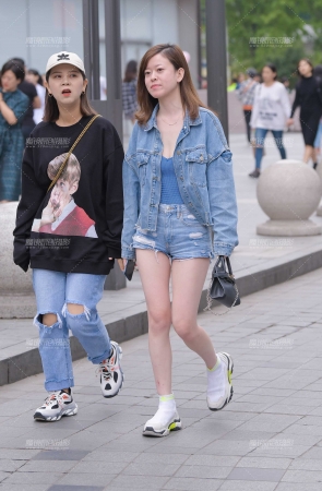 秋意降临，也能遇见热裤小月牙MM