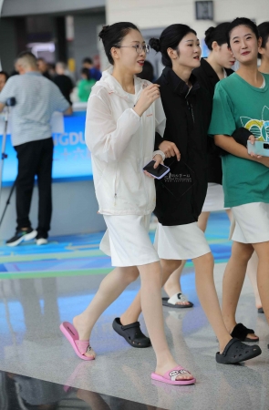 【街拍心灵】车展礼仪换班街拍高跟累了拖鞋肉丝歇歇