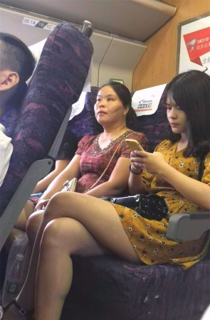 黄色连衣裙美眉极品大美女