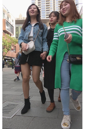 和闺蜜一起逛街的单眼皮小姐姐