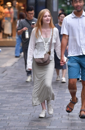 性感长裙金发美女