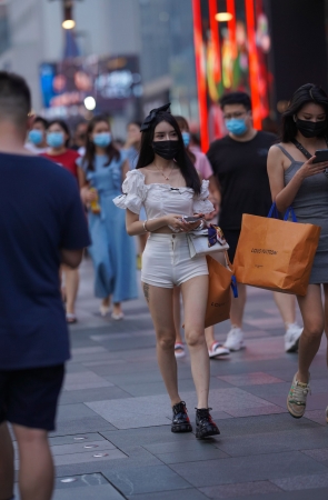 性感白热裤美眉，又万万没想到~