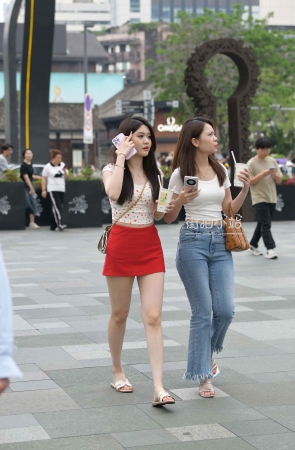 街拍红短裙美腿小姐姐