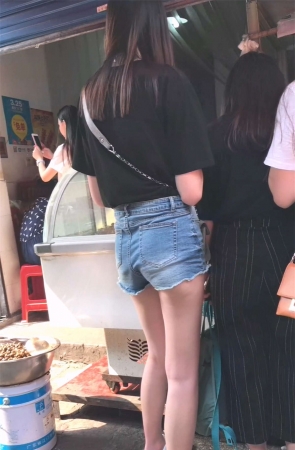 牛仔短裤大长腿美女