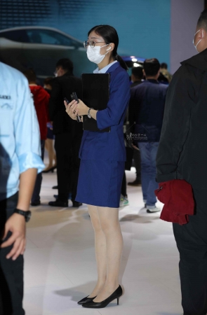 【街拍心灵】雷克萨斯销shou街拍肉丝美腿蓝色制服高跟