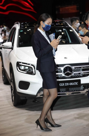 【街拍心灵】奔驰销shou顾问街拍黑丝高跟美腿气质好