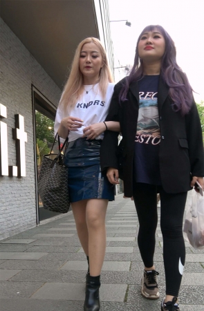 黄头发皮短裙妹子