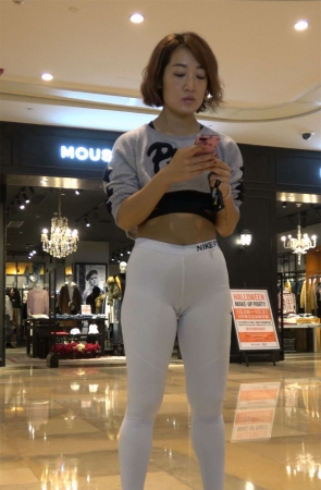 街拍紧身瑜伽裤肥臀美女1
