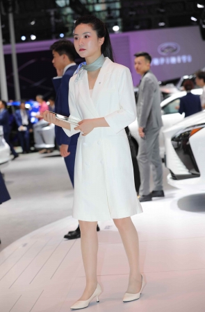 【街拍心灵】雷克萨斯品牌大使街拍肉丝制服高跟