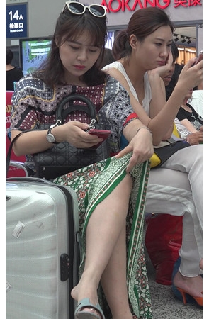 两个漂亮的气质美女