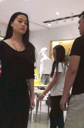 很性感漂亮的靓妹在换鞋