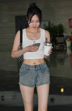 2492-39=62√小背心，热裤大白腿女生 14P