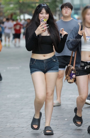 丰韵牛仔热裤美女