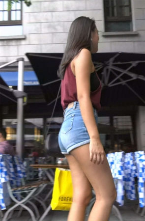 高腰牛仔热裤背心长腿美女