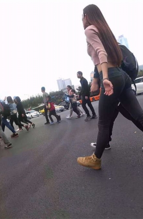 超性感紧俏灰色牛仔裤美女