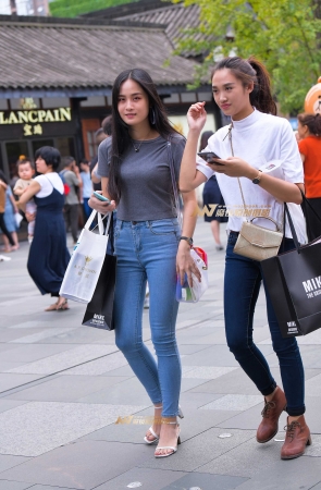 逛街的清纯牛仔MM