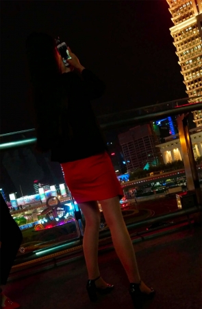 黑夜中的短裙美女