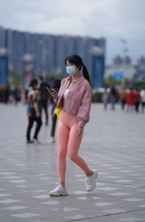 加菲mao街拍作品 粉色瑜伽裤女孩