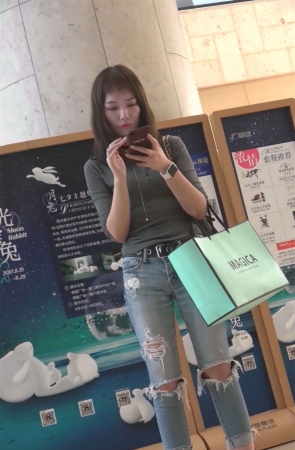 个性的蓝色牛仔美女