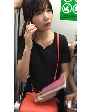 地铁上拍摄红唇性感OL制服美眉