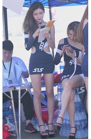 长腿包屯车模美女[697M/MP4]